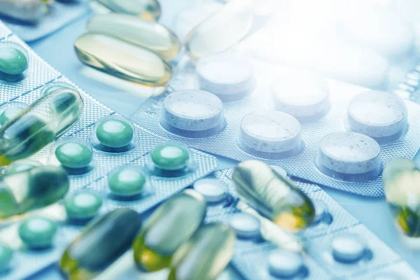 Nahaufnahme Verschiedener Pillen Und Kapseln Medizinischen Blaulicht — Stockfoto