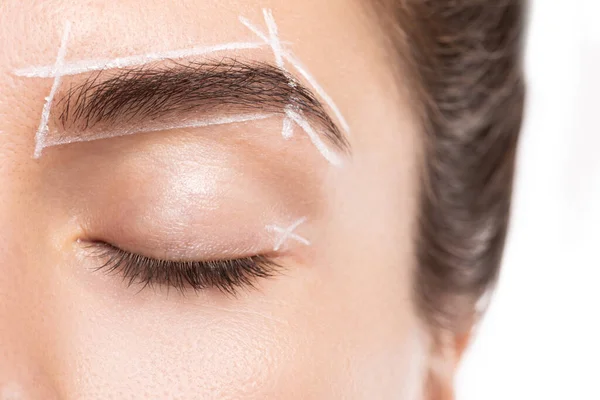 永久妆容前专业眉毛测绘过程中的女性面部遮掩 — 图库照片
