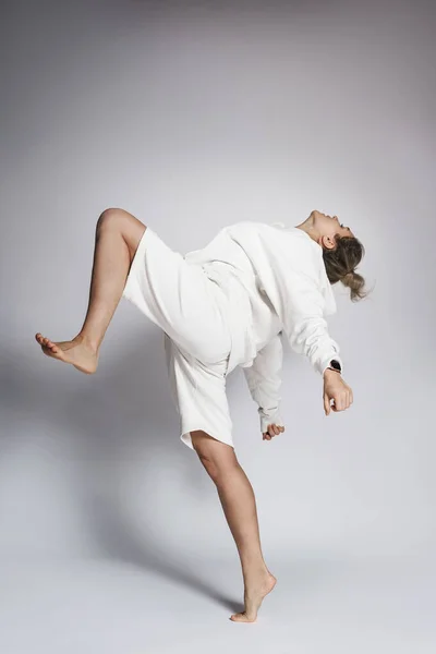 Jeune Femme Danseuse Portant Des Vêtements Blancs Est Performant Sur — Photo