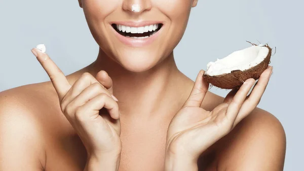 Mujer Sonriente Joven Usando Crema Hidratante Base Aceite Coco — Foto de Stock