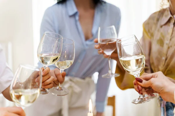 Beyaz Şarapla Dolu Kadehleri Tokuşturan Genç Kadınların Yakın Çekimi — Stok fotoğraf
