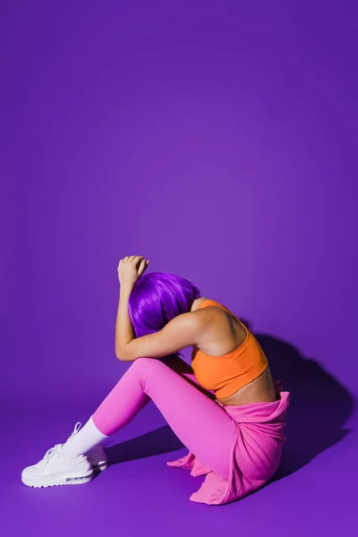 Portrait Young Woman Wearing Colorful Sportswear Sitting Purple Background — Stock Photo, Image