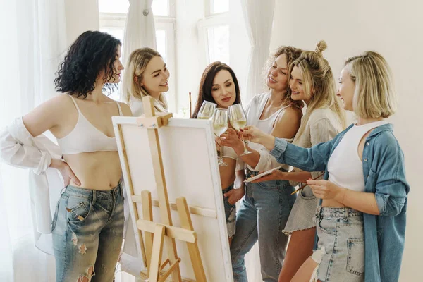 Skupina Mladých Krásných Žen Malovat Plátno Pití Bílého Vína Během — Stock fotografie