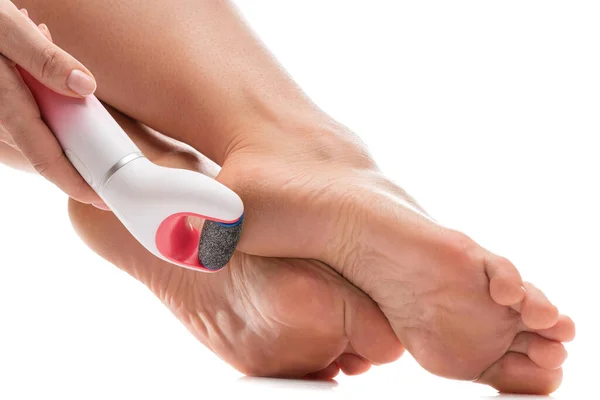 Nahaufnahme Weiblicher Füße Und Elektrischer Fußfeile Zur Entfernung Von Schwielen — Stockfoto