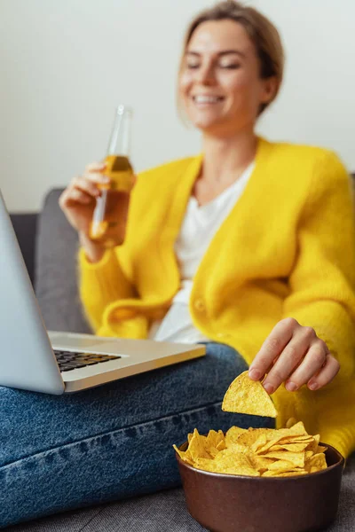Young Woman Sitting Sofa Drinking Beer Eating Nachos While Watching — Stock Photo, Image