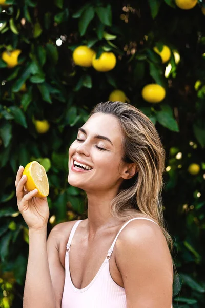Outdoor Portrait Beautiful Woman Smooth Skin Lemon Fruit Her Hands — Stock Photo, Image