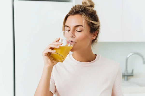 Young Woman Drinking Freshly Squeezed Homemade Orange Juice White Kitchen — Stock Photo, Image