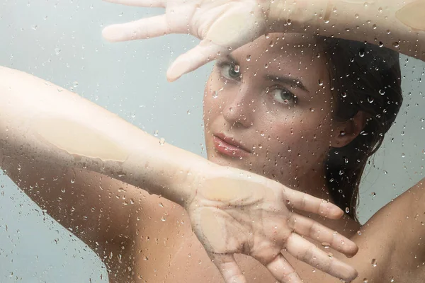 Retrato Mulher Bonita Sensual Capturado Através Vidro Molhado — Fotografia de Stock