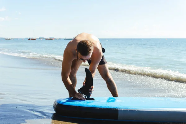 Jonge Mannelijke Surfer Het Opzetten Van Een Standup Paddleboard Voor — Stockfoto