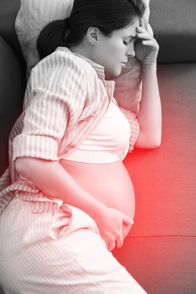 Mladá Těhotná Žena Ležící Doma Pohovce Bolestivou Bolestí Hlavy — Stock fotografie