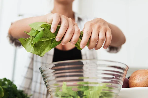 Close Mãos Femininas Rasgando Alface Tigela Para Salada Vegetariana — Fotografia de Stock