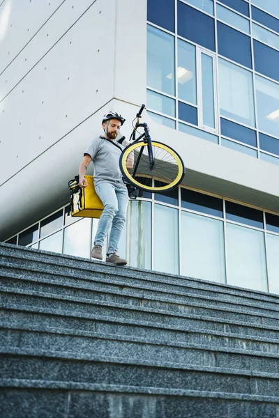 Arkasında Yalıtılmış Çantasıyla Genç Ekspres Yemek Kuryesi Bisikletini Merdivenlerden Aşağı — Stok fotoğraf