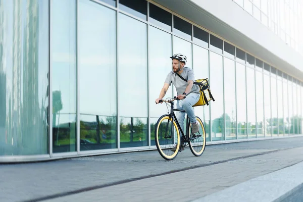 Young Express Food Delivery Courier Está Montando Uma Bicicleta Com — Fotografia de Stock