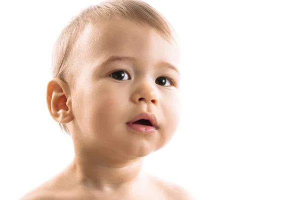 Beyaz Arka Planda Sevimli Meraklı Küçük Bir Çocuğun Yakın Plan — Stok fotoğraf