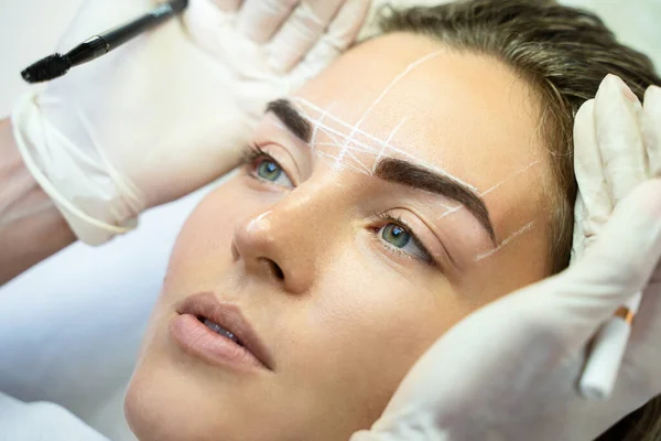 Ung Kvinna Professionell Ögonbrynskartläggning Förfarande — Stockfoto