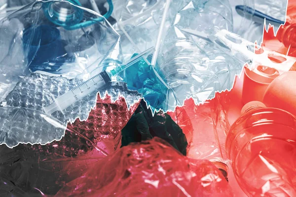 プラスチック廃棄物の山と世界のプラスチック生産と消費レベルを表す上昇図 — ストック写真