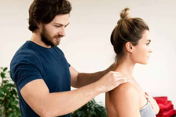 Massaggiatore Uomo Facendo Massaggio Alla Schiena Suo Cliente Clinica Massaggio — Foto Stock