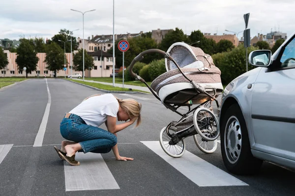 Verschrikte Moeder Oversteekplaats Een Auto Ongeluk Toen Een Voertuig Haar — Stockfoto