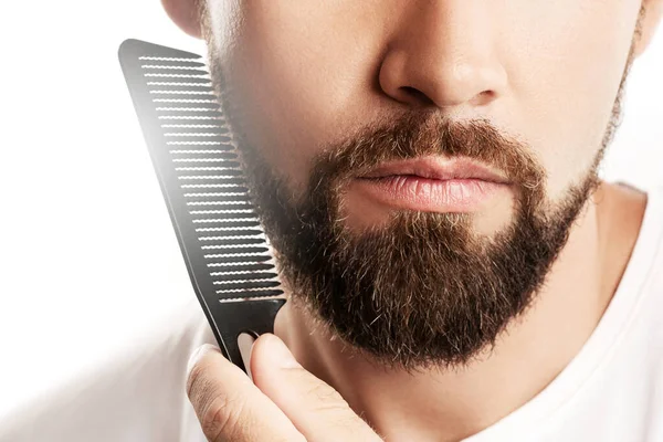 Mann Kämmt Seinen Dicken Bart Auf Weißem Hintergrund — Stockfoto