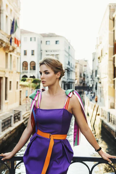 Портрет Великолепной Женщины Красивом Фиолетовом Платье Улице Венеции — стоковое фото
