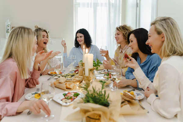Jonge Vrolijke Vrouwen Vrienden Drinken Wijn Lachen Aan Feestelijke Tafel — Stockfoto