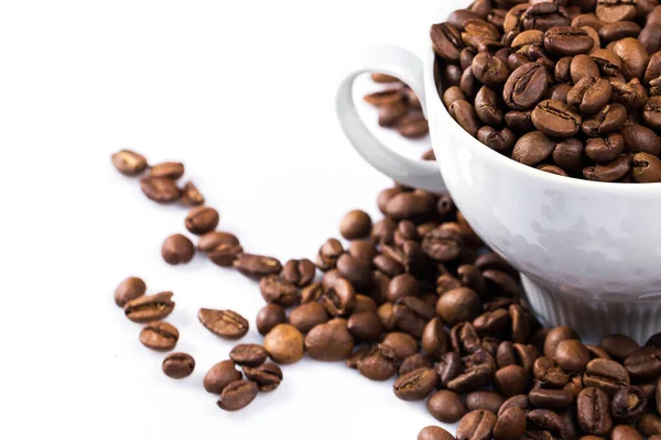 Kaffeetasse Gefüllt Mit Gerösteten Kaffeebohnen Auf Weißem Hintergrund — Stockfoto