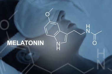 Melatonin iskelet formülü ve gece boyunca uyuyan kadın.