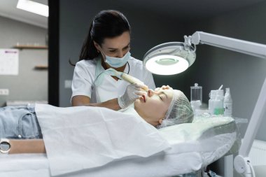 Profesyonel makyaj sanatçısı ve müşterisi kırbaç hattı geliştirme tedavisinde