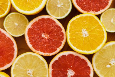 Greyfurt, portakal, limon ve limon gibi farklı dilimlenmiş turunçgillerin yakın plan görüntüsü