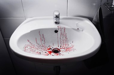 Kirli banyo lavabosu ve kan lekeleri olan korkunç bir suç mahalli.