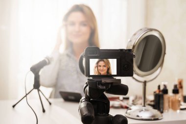 Modern aynasız kamera kapanışı güzellik blogcusunun makyaj rutin videosunu kaydediyor.
