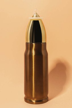 Seviş, savaş değil. Pasifizm ve şiddet karşıtlığı hareketi. Üstünde prezervatif olan büyük bir kurşun..