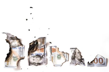 Yanmış yüz dolarlık banknotların kalıntıları. Ekonomik kriz, enflasyon ve iş başarısızlığı kavramı.