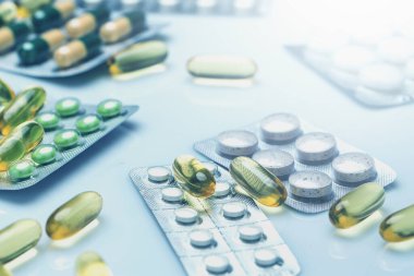 Tıbbi mavi ışıkta farklı ilaç ve kapsüllere yakın çekim