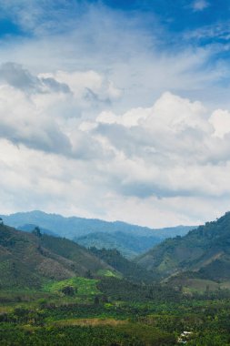 Güzel yeşil dağların arkaplanı ve Tayland 'da bulutlu mavi gökyüzü