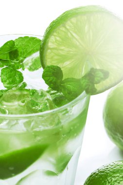 Bir bardak mojito kokteyli ya da ferahlatıcı limon ve naneli içecek.