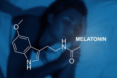 Melatonin iskelet formülü ve gece boyunca uyuyan kadın.