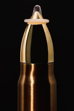 Seviş, savaş değil. Pasifizm ve şiddet karşıtlığı hareketi. Üstünde prezervatif olan büyük bir kurşun..