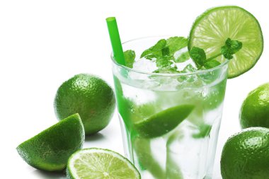 Bir bardak mojito kokteyli ya da beyaz zemin üzerinde limon ve nane ile ferahlatıcı bir içecek.