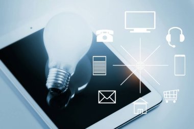 İş ve pazarlama. Ürün veya hizmet satışları için Omnichannel perakende stratejisi.