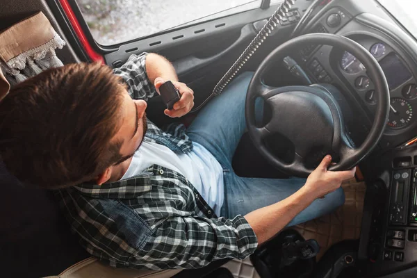 Mężczyzna Ciężarówka Kierowca Mówi Przez Radio System Jego Pojazd — Zdjęcie stockowe