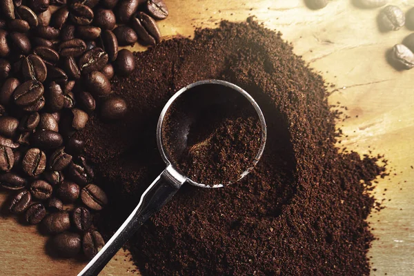 Großaufnahme Von Stahllöffel Gemahlenem Kaffee Und Bohnen Auf Holztisch — Stockfoto