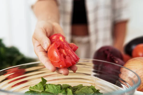 Nahaufnahme Weiblicher Hand Mit Tomatenscheiben Und Schüssel Mit Salatsalat — Stockfoto