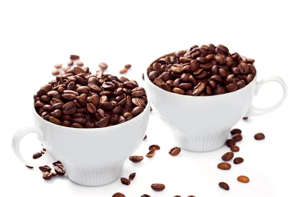Koffiekopjes Gevuld Met Een Gebrande Koffiebonen Witte Achtergrond — Stockfoto