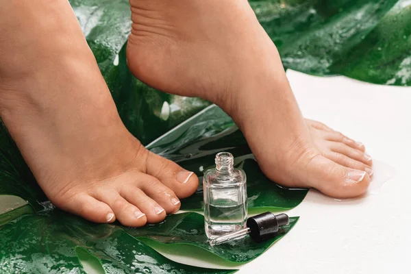 Closeup Wet Female Feet Bottle Nourishing Cuticle Oil Dropper — Stock Photo, Image