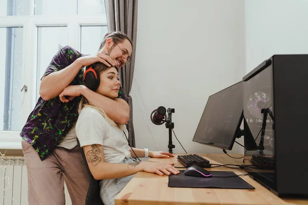 Casal Jovem Divertindo Enquanto Joga Jogos Vídeo Computador Pessoal Casa — Fotografia de Stock