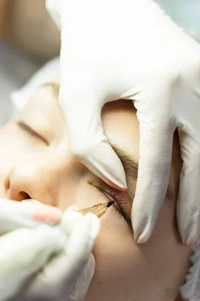 Mujer Joven Durante Tratamiento Maquillaje Permanente Profesional Mejora Línea Pestañas — Foto de Stock