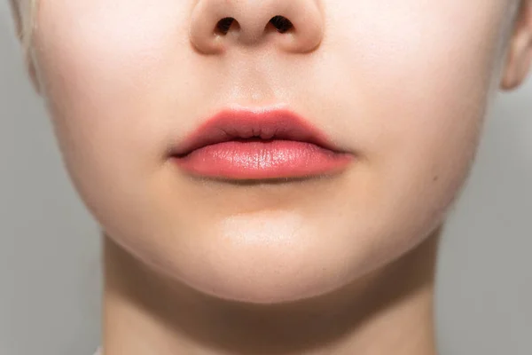 영구적으로 입술을 붉히는 절차를 여성의 입술을 — 스톡 사진