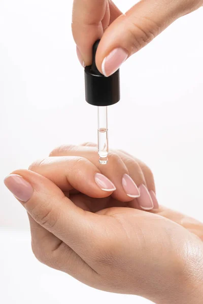 Vrouwelijke Handen Fles Voedende Nagelriemolie Met Een Druppelaar Witte Achtergrond — Stockfoto