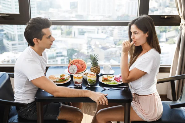 Jong Gelukkig Paar Eet Gezond Ontbijt Modern Appartement Met Grote — Stockfoto